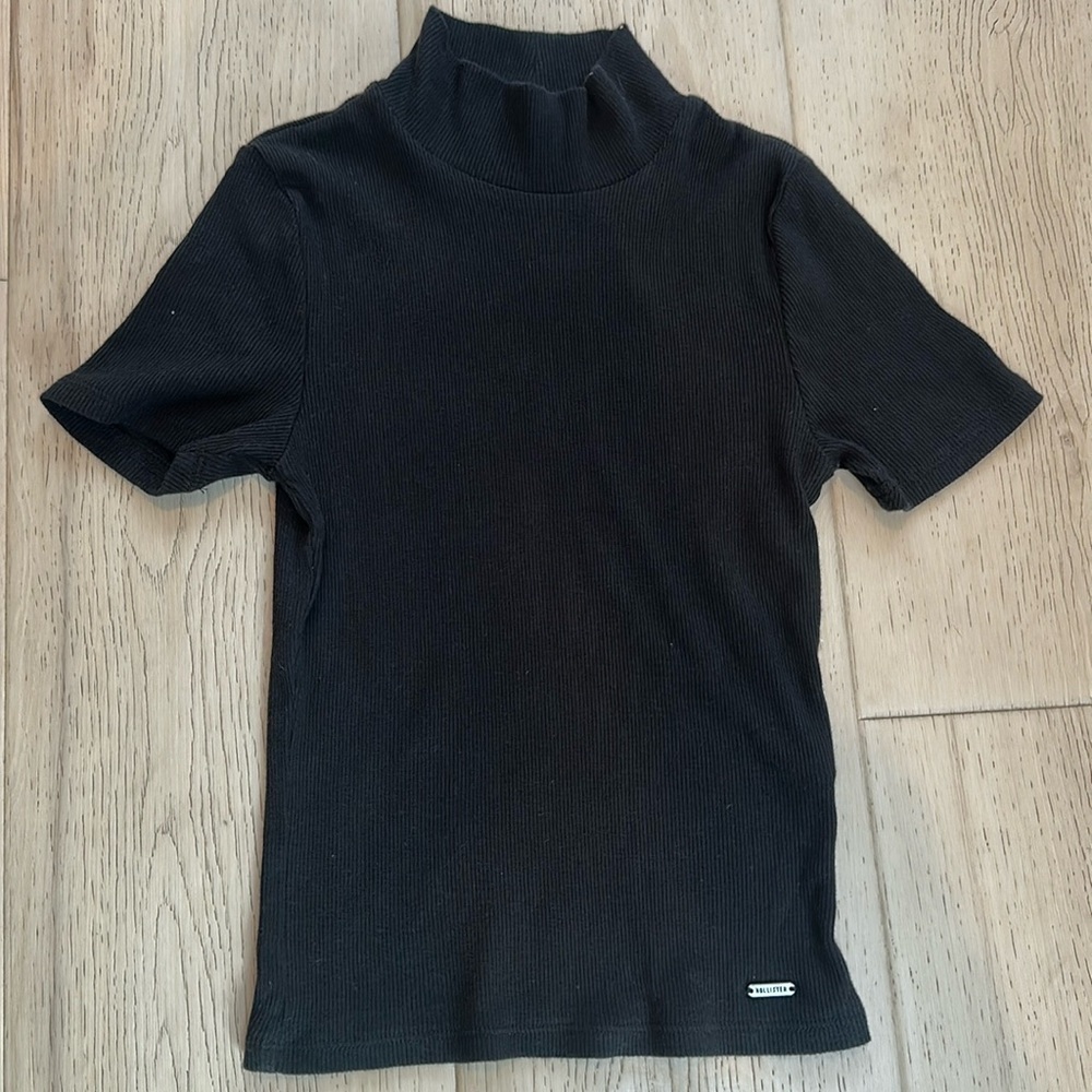 HOLLISTER mock short sleeved ribbed turtleneck size XXS.